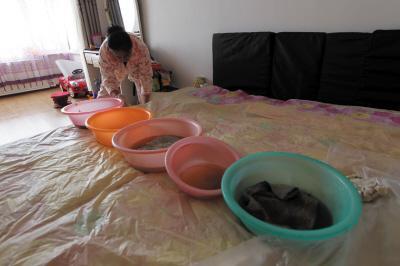留坝楼上漏水，住户失联，小区没物管，业主维权难！律师来支招……